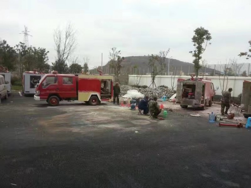 青岛我公司给云南昭通乡镇消防队维修翻新消防车辆。。