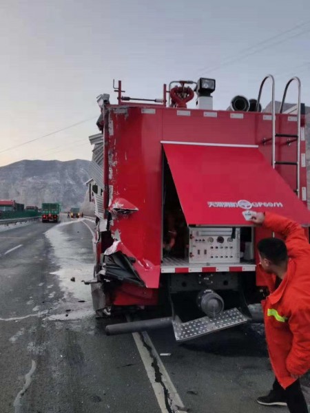 烟台我公司为高速公路维修事故车辆